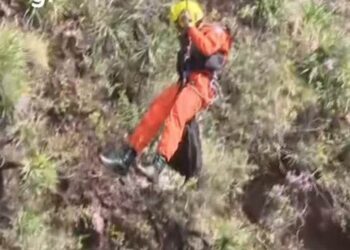 Vídeo mostra resgate de mulher encontrada em penhasco após ser dada como desaparecida em MG