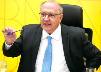 Alckmin critica clã Bolsonaro e diz que grupo tenta desviar atenção de escândalo envolvendo Banco Master