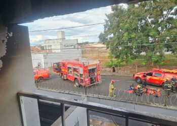 Incêndio destrói sobrado no bairro Umuarama, em Uberlândia