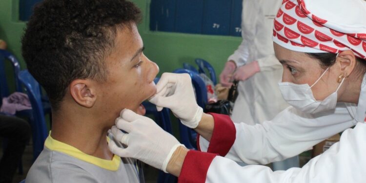 Alunos de escola municipal de Montes Claros ganham tratamento odontológico