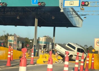 Motorista perde controle da direção e bate caminhonete em estrutura de pedágio na MG-050