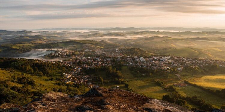 Entre o passado nuclear e as terras raras: cidade do Sul de Minas vive novo ciclo mineral 40 anos depois