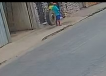VÍDEO: Roda se solta de caminhão e atinge em cheio idoso na calçada em MG