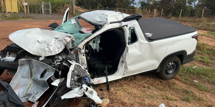 Mulher fica gravemente ferida após invadir contramão e bater de frente com carreta na BR-040, em Paracatu