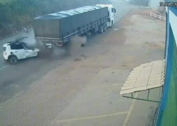 VÍDEO: Carro bate em carreta e família escapa sem ferimentos graves em MG