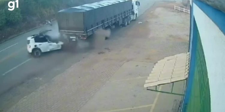 VÍDEO: Carro bate em carreta e família escapa sem ferimentos graves em MG