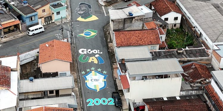 'Foi o reconhecimento de um sonho': vídeo de rua pintada para a Copa do Mundo chega à CBF e viraliza em MG