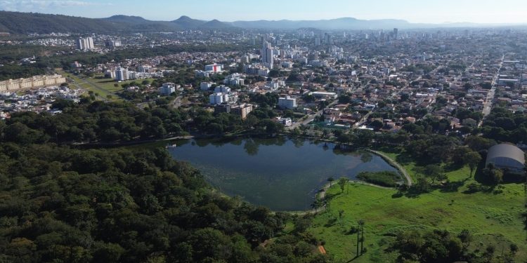 Prefeitura de Montes Claros faz oxigenação da lagoa do Parque Municipal